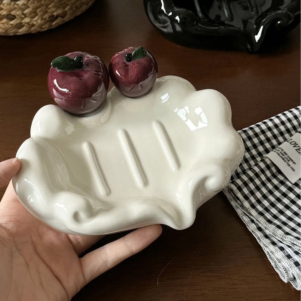 Ceramic soap dish with drainage slot, featuring a creative apple design; a household soap holder/soap box.